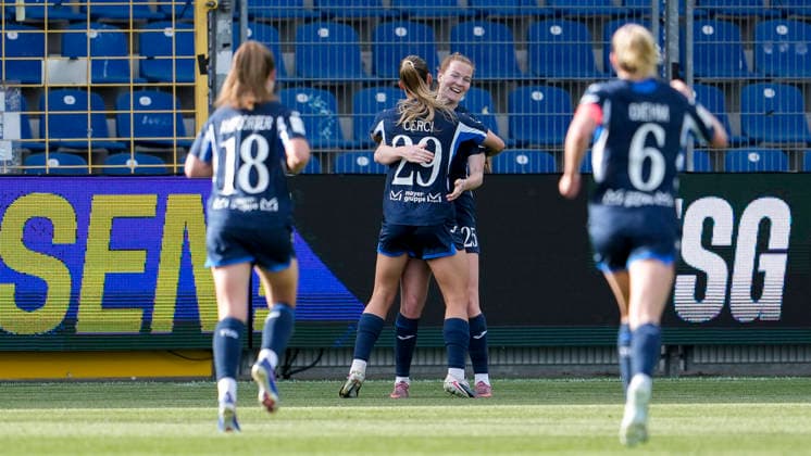 v.li.: Valesca Ampoorter (TSG, 18), Selina Cerci (TSG, 29), Torschützin Nikee van Dijk (TSG, 25), Vanessa Diehm (TSG, 6), Spielerinnen der TSG 1899 Hoffenheim, jubeln über das Tor zum 3:1, Jubel, Torjubel, Torerfolg, celebrate the goal, goal, celebration, jubelt ueber das Tor, Freuen, Freude, freut sich, optimistisch, positiv, Spielszene, Highlight, Action, Aktion, 27.04.2026, Sinsheim (Hoffenheim) (Deutschland), Fussball, Google Pixel Frauen-Bundesliga, TSG 1899 Hoffenheim - 1. FC Köln, DFB DFL REGULATIONS PROHIBIT ANY USE OF PHOTOGRAPHS AS IMAGE SEQUENCES AND OR QUASI-VIDEO.