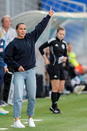 Eva-Maria Virsinger (Cheftrainerin, Trainerin, TSG), gibt Anweisungen, gestikuliert, mit den Armen gestikulieren, Freisteller, Ganzkörper, Einzelbild, Einzelfoto, Aktion, Action, am Spielfeldrand, an der Seitenauslinie, 27.04.2026, Sinsheim (Hoffenheim) (Deutschland), Fussball, Google Pixel Frauen-Bundesliga, TSG 1899 Hoffenheim - 1. FC Köln, DFB DFL REGULATIONS PROHIBIT ANY USE OF PHOTOGRAPHS AS IMAGE SEQUENCES AND OR QUASI-VIDEO.