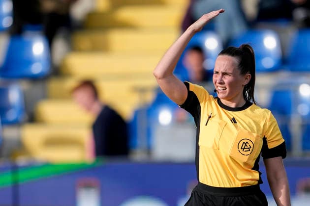 Celina-Sophie Böhm (Schiedsrichterin), gibt Anweisungen, gestikuliert, mit den Armen gestikulieren, Einzelbild, Einzelfoto, Aktion, Action, 27.04.2026, Sinsheim (Hoffenheim) (Deutschland), Fussball, Google Pixel Frauen-Bundesliga, TSG 1899 Hoffenheim - 1. FC Köln, DFB DFL REGULATIONS PROHIBIT ANY USE OF PHOTOGRAPHS AS IMAGE SEQUENCES AND OR QUASI-VIDEO.