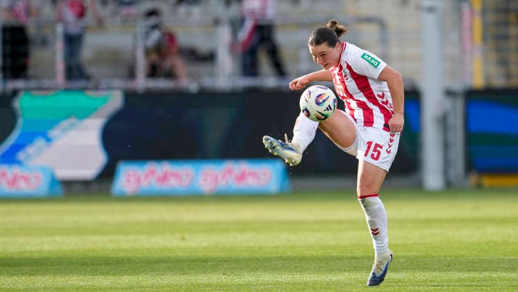 Amelie Bohnen (Köln, 15), am Ball, Freisteller, Ganzkörper, Einzelbild, Einzelfoto, Aktion, Action, 27.04.2026, Sinsheim (Hoffenheim) (Deutschland), Fussball, Google Pixel Frauen-Bundesliga, TSG 1899 Hoffenheim - 1. FC Köln, DFB DFL REGULATIONS PROHIBIT ANY USE OF PHOTOGRAPHS AS IMAGE SEQUENCES AND OR QUASI-VIDEO.