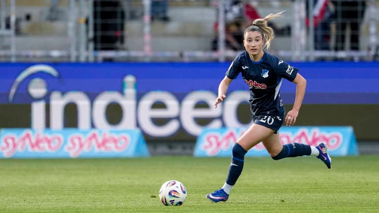 Janna Grimm (TSG, 26), am Ball, Freisteller, Ganzkörper, Einzelbild, Einzelfoto, Aktion, Action, 27.04.2026, Sinsheim (Hoffenheim) (Deutschland), Fussball, Google Pixel Frauen-Bundesliga, TSG 1899 Hoffenheim - 1. FC Köln, DFB DFL REGULATIONS PROHIBIT ANY USE OF PHOTOGRAPHS AS IMAGE SEQUENCES AND OR QUASI-VIDEO.