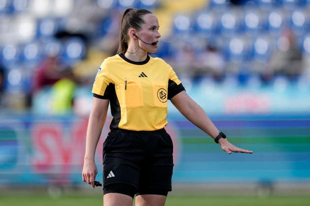 Celina-Sophie Böhm (Schiedsrichterin), gibt Anweisungen, gestikuliert, mit den Armen gestikulieren, Einzelbild, Einzelfoto, Aktion, Action, 27.04.2026, Sinsheim (Hoffenheim) (Deutschland), Fussball, Google Pixel Frauen-Bundesliga, TSG 1899 Hoffenheim - 1. FC Köln, DFB DFL REGULATIONS PROHIBIT ANY USE OF PHOTOGRAPHS AS IMAGE SEQUENCES AND OR QUASI-VIDEO.