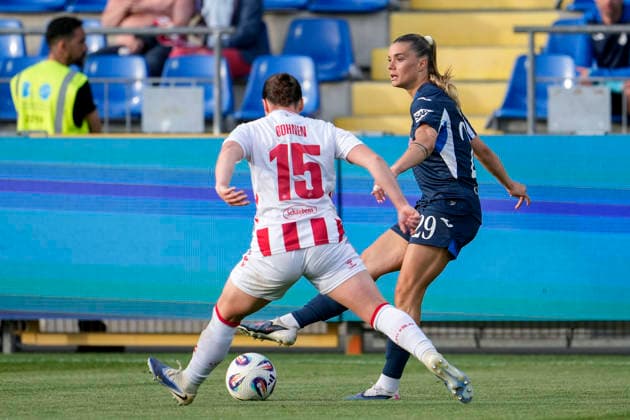 v.li.: Amelie Bohnen (Köln, 15), Selina Cerci (TSG, 29), Zweikampf, Spielszene, Duell, duel, tackle, tackling, Dynamik, Action, Aktion, 27.04.2026, Sinsheim (Hoffenheim) (Deutschland), Fussball, Google Pixel Frauen-Bundesliga, TSG 1899 Hoffenheim - 1. FC Köln, DFB DFL REGULATIONS PROHIBIT ANY USE OF PHOTOGRAPHS AS IMAGE SEQUENCES AND OR QUASI-VIDEO.