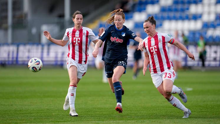 v.li.: Sara Agrez (Köln, 4), Nikee van Dijk (TSG, 25), Marina Hegering (Köln, 33, Kapitänin), Zweikampf, Spielszene, Duell, duel, tackle, tackling, Dynamik, Action, Aktion, 27.04.2026, Sinsheim (Hoffenheim) (Deutschland), Fussball, Google Pixel Frauen-Bundesliga, TSG 1899 Hoffenheim - 1. FC Köln, DFB DFL REGULATIONS PROHIBIT ANY USE OF PHOTOGRAPHS AS IMAGE SEQUENCES AND OR QUASI-VIDEO.