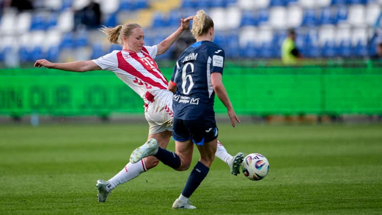 v.li.: Pauline Bremer (Köln, 11), Vanessa Diehm (TSG, 6, Kapitänin), Zweikampf, Spielszene, Duell, duel, tackle, tackling, Dynamik, Action, Aktion, 27.04.2026, Sinsheim (Hoffenheim) (Deutschland), Fussball, Google Pixel Frauen-Bundesliga, TSG 1899 Hoffenheim - 1. FC Köln, DFB DFL REGULATIONS PROHIBIT ANY USE OF PHOTOGRAPHS AS IMAGE SEQUENCES AND OR QUASI-VIDEO.