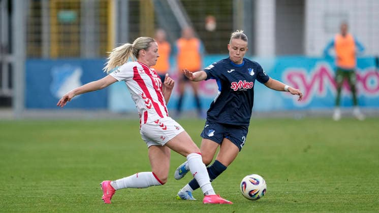 v.li.: Sandra Maria Jessen (Köln, 6), Laura Gloning (TSG, 20), Zweikampf, Spielszene, Duell, duel, tackle, tackling, Dynamik, Action, Aktion, 27.04.2026, Sinsheim (Hoffenheim) (Deutschland), Fussball, Google Pixel Frauen-Bundesliga, TSG 1899 Hoffenheim - 1. FC Köln, DFB DFL REGULATIONS PROHIBIT ANY USE OF PHOTOGRAPHS AS IMAGE SEQUENCES AND OR QUASI-VIDEO.