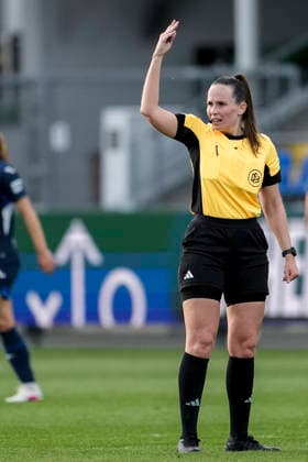 Celina-Sophie Böhm (Schiedsrichterin), gibt Anweisungen, gestikuliert, mit den Armen gestikulieren, Freisteller, Ganzkörper, Einzelbild, Einzelfoto, Aktion, Action, 27.04.2026, Sinsheim (Hoffenheim) (Deutschland), Fussball, Google Pixel Frauen-Bundesliga, TSG 1899 Hoffenheim - 1. FC Köln, DFB DFL REGULATIONS PROHIBIT ANY USE OF PHOTOGRAPHS AS IMAGE SEQUENCES AND OR QUASI-VIDEO.