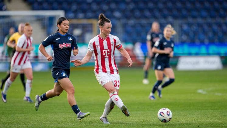 v.li.: Naomi Luyet (TSG, 7), Marina Hegering (Köln, 33, Kapitänin), Aktion, Action, Spielszene, 27.04.2026, Sinsheim (Hoffenheim) (Deutschland), Fussball, Google Pixel Frauen-Bundesliga, TSG 1899 Hoffenheim - 1. FC Köln, DFB DFL REGULATIONS PROHIBIT ANY USE OF PHOTOGRAPHS AS IMAGE SEQUENCES AND OR QUASI-VIDEO.