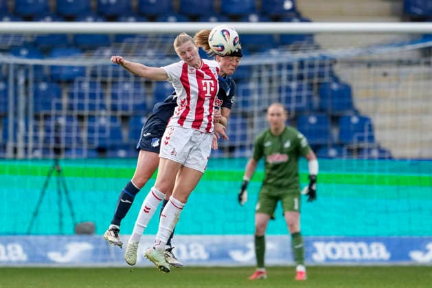v.li.: Anna-Lena Stolze (Köln, 7), Wielle Douma (Wianda Ellen Geertruida Douma, TSG, 13), beim Kopfball, Kopfballduell, Spielszene, Zweikampf in der Luft, Aktion, Action, 27.04.2026, Sinsheim (Hoffenheim) (Deutschland), Fussball, Google Pixel Frauen-Bundesliga, TSG 1899 Hoffenheim - 1. FC Köln, DFB DFL REGULATIONS PROHIBIT ANY USE OF PHOTOGRAPHS AS IMAGE SEQUENCES AND OR QUASI-VIDEO.