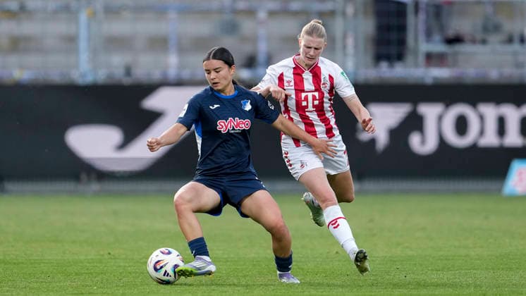v.li.: Naomi Luyet (TSG, 7), Anna-Lena Stolze (Köln, 7), Zweikampf, Spielszene, Duell, duel, tackle, tackling, Dynamik, Action, Aktion, 27.04.2026, Sinsheim (Hoffenheim) (Deutschland), Fussball, Google Pixel Frauen-Bundesliga, TSG 1899 Hoffenheim - 1. FC Köln, DFB DFL REGULATIONS PROHIBIT ANY USE OF PHOTOGRAPHS AS IMAGE SEQUENCES AND OR QUASI-VIDEO.