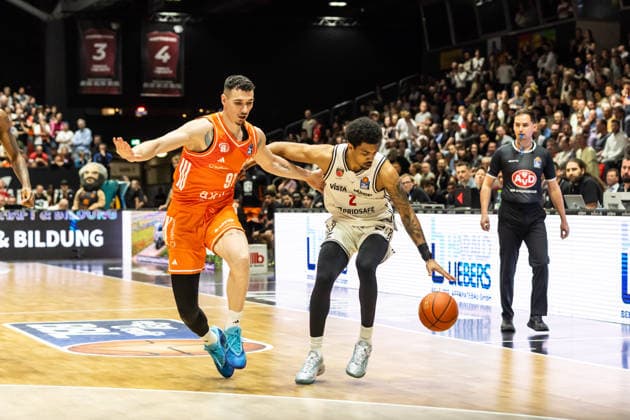 GER, easy-Credit Basketball-Bundesliga, Niners Chemnitz - BMA365 Bamberg Baskets. 27.04.2026, Messe, Chemnitz, GER, easy-Credit Basketball-Bundesliga, Niners Chemnitz - BMA365 Bamberg Baskets. Ibi Watson (BMA365 Bamberg Baskets, 2), Yordan Minchev (Niners Chemnitz, 91) Foto Alexander Trienitz Chemnitz Messe Sachsen Deutschland
