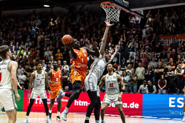 GER, easy-Credit Basketball-Bundesliga, Niners Chemnitz - BMA365 Bamberg Baskets. 27.04.2026, Messe, Chemnitz, GER, easy-Credit Basketball-Bundesliga, Niners Chemnitz - BMA365 Bamberg Baskets. Aher Uguak (Niners Chemnitz, 1), Daniel Keppeler (BMA365 Bamberg Baskets, 31) Foto Alexander Trienitz Chemnitz Messe Sachsen Deutschland