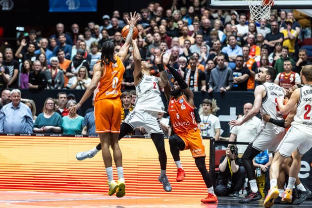 GER, easy-Credit Basketball-Bundesliga, Niners Chemnitz - BMA365 Bamberg Baskets. 27.04.2026, Messe, Chemnitz, GER, easy-Credit Basketball-Bundesliga, Niners Chemnitz - BMA365 Bamberg Baskets. Ibi Watson (BMA365 Bamberg Baskets, 2), Kevin Yebo (Niners Chemnitz, 0) Foto Alexander Trienitz Chemnitz Messe Sachsen Deutschland