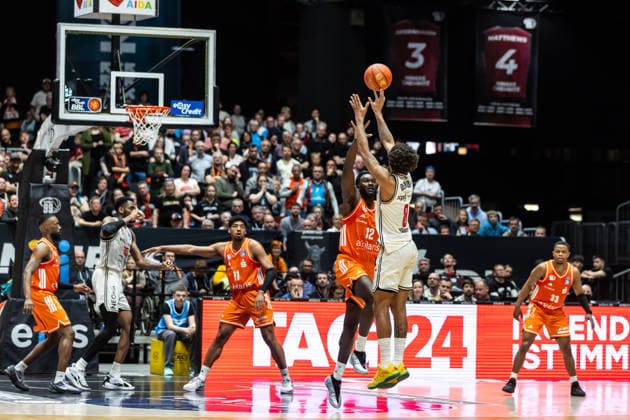 GER, easy-Credit Basketball-Bundesliga, Niners Chemnitz - BMA365 Bamberg Baskets. 27.04.2026, Messe, Chemnitz, GER, easy-Credit Basketball-Bundesliga, Niners Chemnitz - BMA365 Bamberg Baskets. Demarcus Demonia (BMA365 Bamberg Baskets, 8), Amadou Sow (Niners Chemnitz, 12) Foto Alexander Trienitz Chemnitz Messe Sachsen Deutschland
