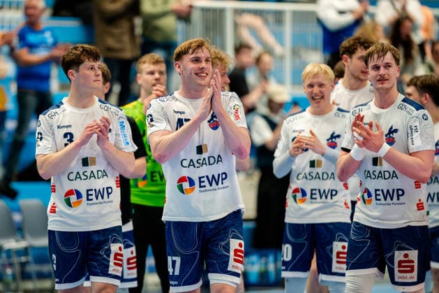 Dormagen, 27.04.2026, Handball, Herren, 2. Bundesliga, 29. Spieltag, 2025 2026: TSV Bayer Dormagen 1. VFL Potsdam Freudige Gesichter nachdem Spiel bei den Potsdamer v.l.n.r. Marvin Siemer (1. VfL Potsdam, 3), Dustin Kraus (1. VfL Potsdam, 47), Tim Hildenbrand (1. VfL Potsdam, 20) und Nicolas Paulnsteiner (1. VfL Potsdam, 7)