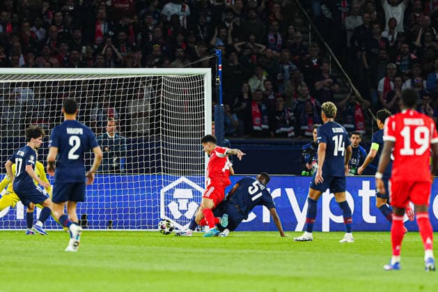 Foul Willian Pacho (Paris St. Germain, 51) an Luis Diaz (FC Bayern München, 14) FRA, Paris St. Germain vs. FC Bayern München, Fussball, UEFA Champions League, Halbfinale, Spielzeit 2025 2026, 28.04.2026 FRA, Paris St. Germain vs. FC Bayern München, Fussball, UEFA Champions League, Halbfinale, Spielzeit 2025 2026, 28.04.2026 Paris Copyright: xEibner-Pressefoto MarcelxvonxFehrnx EP_MFN