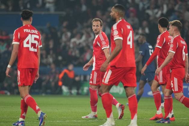 Harry Kane of Bayern Munich leads the inquest after his side goes 2-1 behind Paris Saint-Germain v Bayern Munich, UEFA Champions League, Semi Final, First Leg, Football, Parc des Princes, Paris, France - 28 Apr 2026Paris Parc des Princes France EDITORIAL USE ONLY No use with unauthorised audio, video, data, fixture lists, club league logos or live services. Online in-match use limited to 120 images, no video emulation. No use in betting, games or single club league player publications. Copyright: xDavexWinter Shutterstockx 16847969bc