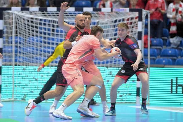 Porsteinn Leo Gunnarsson (FC Porto 5) (am Ball), Adrian Sipos (MT Melsungen 8), Reynir Thor Stefansson (MT Melsungen 19) (R) in der Abwehr , GER, MT Melsungen - FC Porto (POR), Handball, EHF European League Maenner, Quarter-Final, Saison 2025 2026, 28.04.2026, GER, MT Melsungen - FC Porto, Handball, EHF Maenner, Quarter-Final, Saison 2025 2026, 28.04.2026 Kassel Copyright: xEibner-Pressefotox xRolandxSippelx EP_RSL