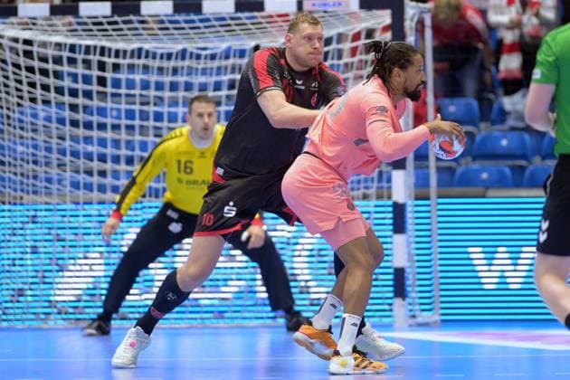 Gilberto Brito Duarte (FC Porto 90) (am Ball), Dainis Kristopans (MT Melsungen 10), Nebojsa Simic (Torwart MT Melsungen 16) (L, hinten) , GER, MT Melsungen - FC Porto (POR), Handball, EHF European League Maenner, Quarter-Final, Saison 2025 2026, 28.04.2026, GER, MT Melsungen - FC Porto, Handball, EHF Maenner, Quarter-Final, Saison 2025 2026, 28.04.2026 Kassel Copyright: xEibner-Pressefotox xRolandxSippelx EP_RSL