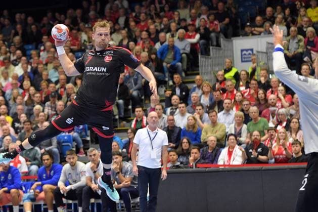 David Mandic (MT Melsungen 7) bwim Wurf; Sebastian Abrahamsson (Torwart, Goalkeeper FC Porto 12) (R) , GER, MT Melsungen - FC Porto (POR), Handball, EHF European League Maenner, Quarter-Final, Saison 2025 2026, 28.04.2026, GER, MT Melsungen - FC Porto, Handball, EHF Maenner, Quarter-Final, Saison 2025 2026, 28.04.2026 Kassel Copyright: xEibner-Pressefotox xRolandxSippelx EP_RSL