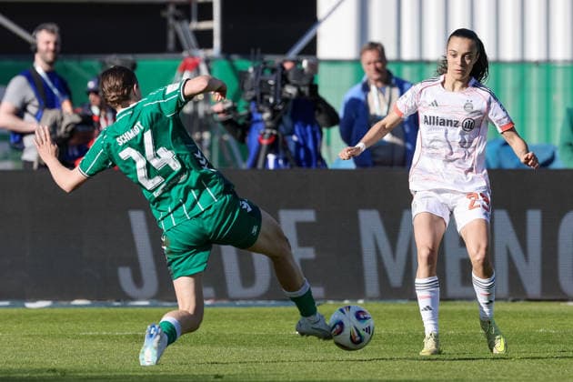 v.li.: Lara Schmidt (SV Werder Bremen, 24) und Natallia Padilla-Bidas (FC Bayern München, 23) im Zweikampf, Duell, Dynamik, Aktion, Action, Spielszene, DIE DFB-RICHTLINIEN UNTERSAGEN JEGLICHE NUTZUNG VON FOTOS ALS SEQUENZBILDER UND ODER VIDEOÄHNLICHE FOTOSTRECKEN. DFB REGULATIONS PROHIBIT ANY USE OF PHOTOGRAPHS AS IMAGE SEQUENCES AND OR QUASI-VIDEO., 29.04.2026, Bremen (Deutschland), Fussball, Google Pixel Frauen-Bundesliga, SV Werder Bremen - FC Bayern München