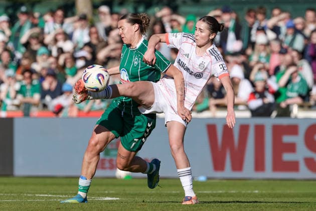 v.li.: Larissa Mühlhaus (SV Werder Bremen, 7) und Laila Portella (FC Bayern München, 36) im Zweikampf, Duell, Dynamik, Aktion, Action, Spielszene, DIE DFB-RICHTLINIEN UNTERSAGEN JEGLICHE NUTZUNG VON FOTOS ALS SEQUENZBILDER UND ODER VIDEOÄHNLICHE FOTOSTRECKEN. DFB REGULATIONS PROHIBIT ANY USE OF PHOTOGRAPHS AS IMAGE SEQUENCES AND OR QUASI-VIDEO., 29.04.2026, Bremen (Deutschland), Fussball, Google Pixel Frauen-Bundesliga, SV Werder Bremen - FC Bayern München