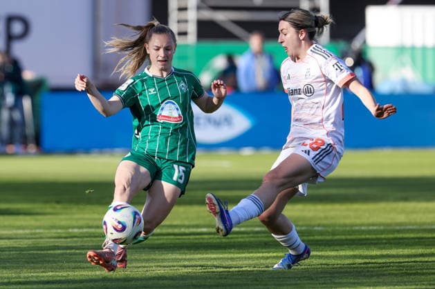 v.li.: Michelle Weiß (SV Werder Bremen, 15) und Barbara Dunst (FC Bayern München, 28) im Zweikampf, Duell, Dynamik, Aktion, Action, Spielszene, DIE DFB-RICHTLINIEN UNTERSAGEN JEGLICHE NUTZUNG VON FOTOS ALS SEQUENZBILDER UND ODER VIDEOÄHNLICHE FOTOSTRECKEN. DFB REGULATIONS PROHIBIT ANY USE OF PHOTOGRAPHS AS IMAGE SEQUENCES AND OR QUASI-VIDEO., 29.04.2026, Bremen (Deutschland), Fussball, Google Pixel Frauen-Bundesliga, SV Werder Bremen - FC Bayern München