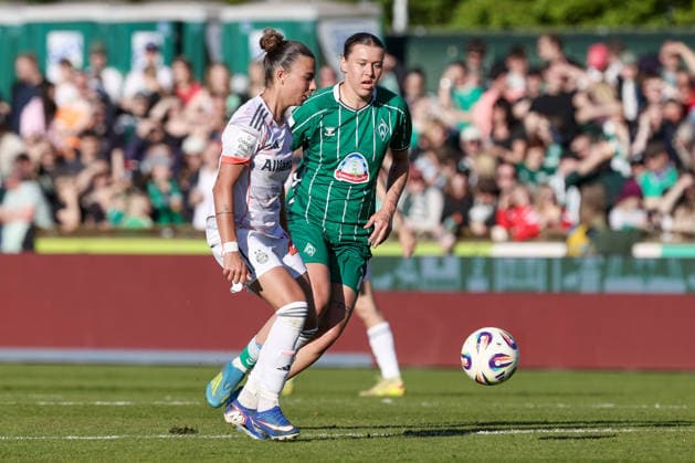 v.li.: Arianna Caruso (FC Bayern München, 27) und Larissa Mühlhaus (SV Werder Bremen, 7) im Zweikampf, Duell, Dynamik, Aktion, Action, Spielszene, DIE DFB-RICHTLINIEN UNTERSAGEN JEGLICHE NUTZUNG VON FOTOS ALS SEQUENZBILDER UND ODER VIDEOÄHNLICHE FOTOSTRECKEN. DFB REGULATIONS PROHIBIT ANY USE OF PHOTOGRAPHS AS IMAGE SEQUENCES AND OR QUASI-VIDEO., 29.04.2026, Bremen (Deutschland), Fussball, Google Pixel Frauen-Bundesliga, SV Werder Bremen - FC Bayern München