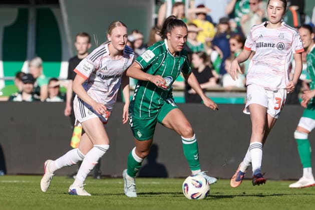 v.li.: Luzie Zähringer (FC Bayern München, 33) und Maja Sternad (SV Werder Bremen, 11) im Zweikampf, Duell, Dynamik, Aktion, Action, Spielszene, DIE DFB-RICHTLINIEN UNTERSAGEN JEGLICHE NUTZUNG VON FOTOS ALS SEQUENZBILDER UND ODER VIDEOÄHNLICHE FOTOSTRECKEN. DFB REGULATIONS PROHIBIT ANY USE OF PHOTOGRAPHS AS IMAGE SEQUENCES AND OR QUASI-VIDEO., 29.04.2026, Bremen (Deutschland), Fussball, Google Pixel Frauen-Bundesliga, SV Werder Bremen - FC Bayern München