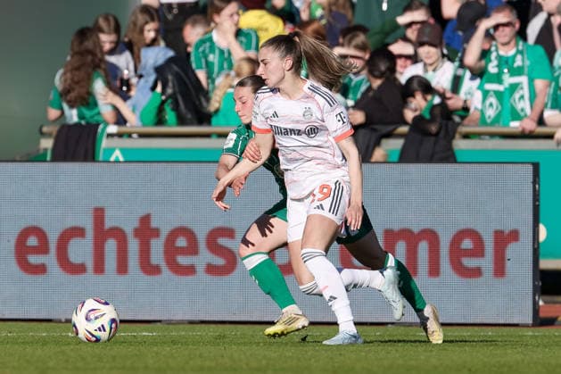 v.li.: Chiara D Angelo (SV Werder Bremen, 2) und Katharina Naschenweng (FC Bayern München, 19) im Zweikampf, Duell, Dynamik, Aktion, Action, Spielszene, DIE DFB-RICHTLINIEN UNTERSAGEN JEGLICHE NUTZUNG VON FOTOS ALS SEQUENZBILDER UND ODER VIDEOÄHNLICHE FOTOSTRECKEN. DFB REGULATIONS PROHIBIT ANY USE OF PHOTOGRAPHS AS IMAGE SEQUENCES AND OR QUASI-VIDEO., 29.04.2026, Bremen (Deutschland), Fussball, Google Pixel Frauen-Bundesliga, SV Werder Bremen - FC Bayern München