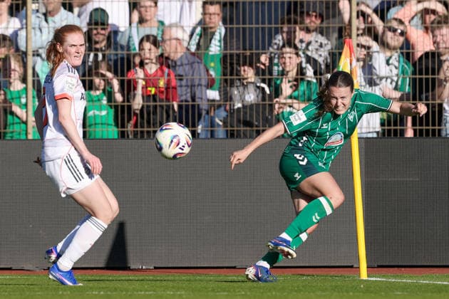 v.li.: Stine Ballisager (FC Bayern München, 3) und Mara Alber (SV Werder Bremen, 37) im Zweikampf, Duell, Dynamik, Aktion, Action, Spielszene, DIE DFB-RICHTLINIEN UNTERSAGEN JEGLICHE NUTZUNG VON FOTOS ALS SEQUENZBILDER UND ODER VIDEOÄHNLICHE FOTOSTRECKEN. DFB REGULATIONS PROHIBIT ANY USE OF PHOTOGRAPHS AS IMAGE SEQUENCES AND OR QUASI-VIDEO., 29.04.2026, Bremen (Deutschland), Fussball, Google Pixel Frauen-Bundesliga, SV Werder Bremen - FC Bayern München