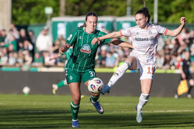 v.li.: Mara Alber (SV Werder Bremen, 37) und Katharina Naschenweng (FC Bayern München, 19) im Zweikampf, Duell, Dynamik, Aktion, Action, Spielszene, DIE DFB-RICHTLINIEN UNTERSAGEN JEGLICHE NUTZUNG VON FOTOS ALS SEQUENZBILDER UND ODER VIDEOÄHNLICHE FOTOSTRECKEN. DFB REGULATIONS PROHIBIT ANY USE OF PHOTOGRAPHS AS IMAGE SEQUENCES AND OR QUASI-VIDEO., 29.04.2026, Bremen (Deutschland), Fussball, Google Pixel Frauen-Bundesliga, SV Werder Bremen - FC Bayern München