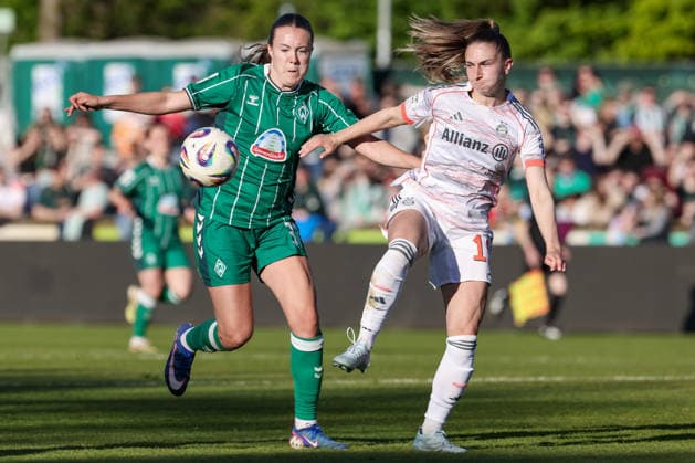 v.li.: Mara Alber (SV Werder Bremen, 37) und Katharina Naschenweng (FC Bayern München, 19) im Zweikampf, Duell, Dynamik, Aktion, Action, Spielszene, DIE DFB-RICHTLINIEN UNTERSAGEN JEGLICHE NUTZUNG VON FOTOS ALS SEQUENZBILDER UND ODER VIDEOÄHNLICHE FOTOSTRECKEN. DFB REGULATIONS PROHIBIT ANY USE OF PHOTOGRAPHS AS IMAGE SEQUENCES AND OR QUASI-VIDEO., 29.04.2026, Bremen (Deutschland), Fussball, Google Pixel Frauen-Bundesliga, SV Werder Bremen - FC Bayern München