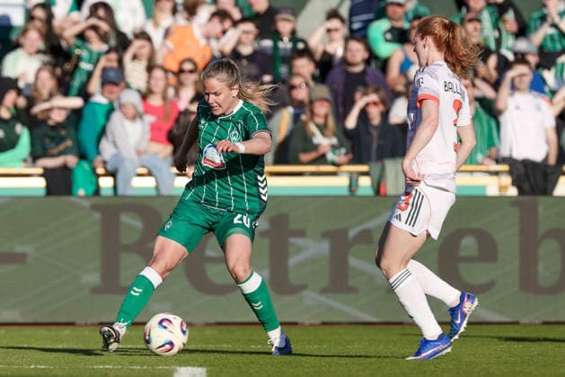 v.li.: Lena Petermann (SV Werder Bremen, 20) un db03 im Zweikampf, Duell, Dynamik, Aktion, Action, Spielszene, DIE DFB-RICHTLINIEN UNTERSAGEN JEGLICHE NUTZUNG VON FOTOS ALS SEQUENZBILDER UND ODER VIDEOÄHNLICHE FOTOSTRECKEN. DFB REGULATIONS PROHIBIT ANY USE OF PHOTOGRAPHS AS IMAGE SEQUENCES AND OR QUASI-VIDEO., 29.04.2026, Bremen (Deutschland), Fussball, Google Pixel Frauen-Bundesliga, SV Werder Bremen - FC Bayern München