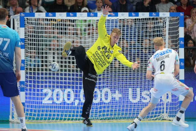 29.04.2026, xtgx, Handball, EHF Champions League 1 4 Finale, Pick Szeged - SC Magdeburg v.l. Tobias Thulin (Szeged, 12) Matthias Musche (Magdeburg, 6) wirft Tor, Torschuetze, erzielt Tor, Treffer, scores the goal Szegend