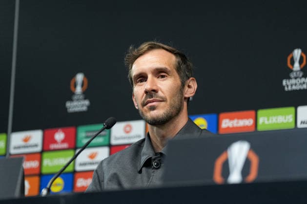 Julian Schuster (SC Freiburg, Trainer) Pressekonferenz, Presse, PK, Portugal, Fussball, UEFA Europa League, Halbfinale, Hinspiel, 2025 2026, SC Braga vs. SC Freiburg, 29.04.2026, Estadio Municipal de Braga, Braga, Braga Estadio Municipal de Braga Cavado Portugal Copyright: xArnexAmbergx