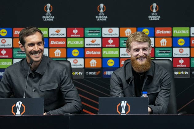 Julian Schuster (SC Freiburg, Trainer) und Jan-Niklas Beste (SC Freiburg, 19) Pressekonferenz, Presse, PK, Portugal, Fussball, UEFA Europa League, Halbfinale, Hinspiel, 2025 2026, SC Braga vs. SC Freiburg, 29.04.2026, Estadio Municipal de Braga, Braga, Braga Estadio Municipal de Braga Cavado Portugal Copyright: xArnexAmbergx