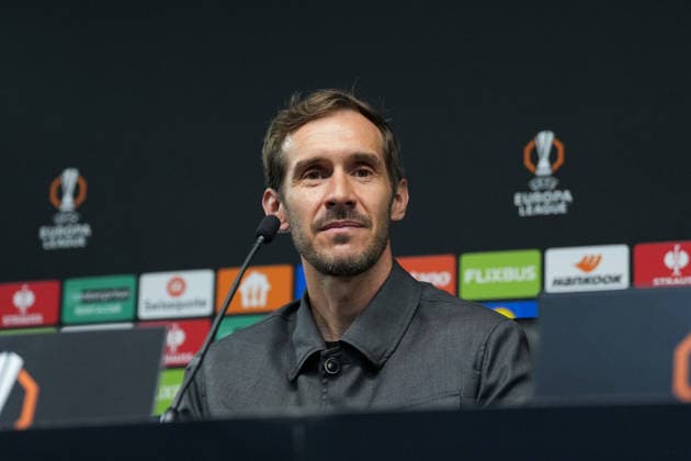 Julian Schuster (SC Freiburg, Trainer) Pressekonferenz, Presse, PK, Portugal, Fussball, UEFA Europa League, Halbfinale, Hinspiel, 2025 2026, SC Braga vs. SC Freiburg, 29.04.2026, Estadio Municipal de Braga, Braga, Braga Estadio Municipal de Braga Cavado Portugal Copyright: xArnexAmbergx