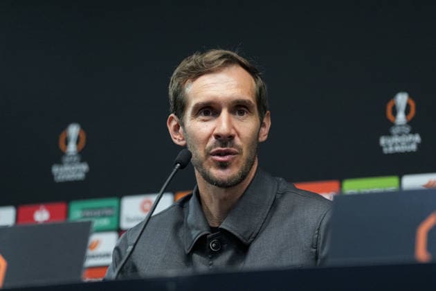 Julian Schuster (SC Freiburg, Trainer) Pressekonferenz, Presse, PK, Portugal, Fussball, UEFA Europa League, Halbfinale, Hinspiel, 2025 2026, SC Braga vs. SC Freiburg, 29.04.2026, Estadio Municipal de Braga, Braga, Braga Estadio Municipal de Braga Cavado Portugal Copyright: xArnexAmbergx