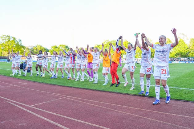 29.04.2026, xydrx, Frauen, Fußball, 1.Frauen-Bundesliga, SV Werder Bremen - FC Bayern München, Saison 2025 2026, Stadion Platz 11: Carolin Simon (FC Bayern München, 30) Georgia Stanway (FC Bayern München, 31) Edna Imade (FC Bayern München, 29) Natalia Padilla Bidas (FC Bayern München, 23) Stine Ballisager Pedersen (FC Bayern München, 3) Barbara Dunst (FC Bayern München, 28) Franziska Kett (FC Bayern München, 20) Laila Portella (FC Bayern München, 36) Luzie Zaehringer (FC Bayern München, 33) Marie Gmeineder (FC Bayern München, 37) Ena Mahmutovic (FC Bayern München, 32) Glodis Perla Viggosdottir (FC Bayern München, 4) Linda Dallmann (FC Bayern München, 10) Magdalena Eriksson (FC Bayern München, 5) Arianna Caruso (FC Bayern München, 27) Pernille Harder (FC Bayern München, 21) feiern den 2:0 Sieg DFB regulations prohibit any use of photographs as image sequences and or quasi-video. Copyright: HMBxMedia YannisxDreimann