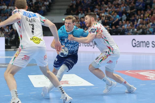 29.04.2026, xtgx, Handball, EHF Champions League 1 4 Finale, Pick Szeged - SC Magdeburg v.l. Janus Dadi Smarason (Szeged, 3), Elvar Orn Jonsson (Magdeburg, 19) Zweikampf, Duell, Kampf, tackle Szegend