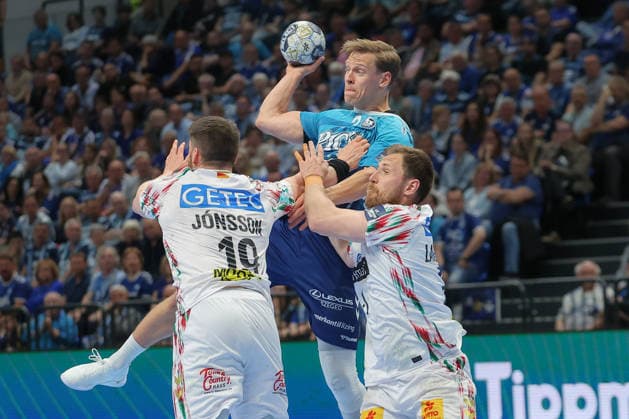 29.04.2026, xtgx, Handball, EHF Champions League 1 4 Finale, Pick Szeged - SC Magdeburg v.l. Elvar Orn Jonsson (Magdeburg, 19), Janus Dadi Smarason (Szeged, 3), Albin Lagergren (Magdeburg, 21) Zweikampf, Duell, Kampf, tackle Szegend