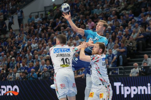 29.04.2026, xtgx, Handball, EHF Champions League 1 4 Finale, Pick Szeged - SC Magdeburg v.l. Elvar Orn Jonsson (Magdeburg, 19), Janus Dadi Smarason (Szeged, 3), Albin Lagergren (Magdeburg, 21) Zweikampf, Duell, Kampf, tackle Szegend