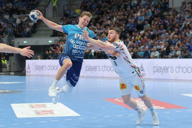 29.04.2026, xtgx, Handball, EHF Champions League 1 4 Finale, Pick Szeged - SC Magdeburg v.l. Janus Dadi Smarason (Szeged, 3), Elvar Orn Jonsson (Magdeburg, 19) Zweikampf, Duell, Kampf, tackle Szegend