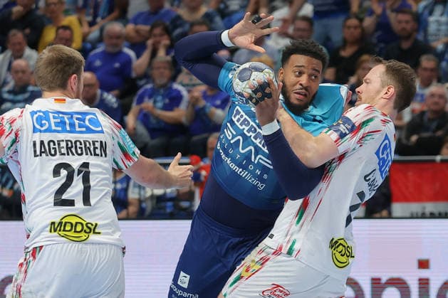 29.04.2026, xtgx, Handball, EHF Champions League 1 4 Finale, Pick Szeged - SC Magdeburg v.l. Albin Lagergren (Magdeburg, 21), Jeremy Toto (Szeged, 31), Felix Claar (Magdeburg, 7) Zweikampf, Duell, Kampf, tackle Szegend
