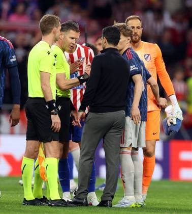 Arsenal manager Mikel Arteta speaks with referee Danny Makkelie at full time Atletico Madrid v Arsenal, UEFA Champions League, Semi Final, First Leg, Football, Riyadh Air Metropolitano, Madrid, Spain - 29 Apr 2026Madrid Riyadh Air Metropolitano Spain EDITORIAL USE ONLY No use with unauthorised audio, video, data, fixture lists, club league logos or live services. Online in-match use limited to 120 images, no video emulation. No use in betting, games or single club league player publications. Copyright: xKieranxMcManus Shutterstockx 16847970be