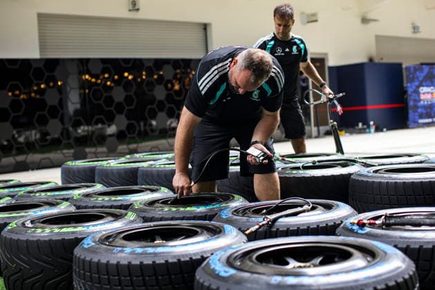 F1 - MIAMI GRAND PRIX 2026 Pirelli tyres, pneus, tyre, pneu, rain, pluie, during the mechanic, mecanicien, mechanics Formula 1 Miami Grand Prix 2026, 4th round of the 2026 Formula One World Championship, WM, Weltmeisterschaft from May 1 to 3, 2026 on the Miami International Autodrome, in Miami Gardens, USA - Miami GardensUnited States Copyright: xXavixBonillax