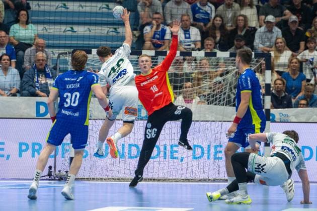 Bertram Obling, Torwart, (VfL Gummersbach 16), Elias Newel, Rueckraum, (Frisch Auf Goeppingen 40), Tom Kiesler, Rueckraum, (VfL Gummersbach 30), VfL Gummersbach vs. Frisch Auf! Goeppingen, Daikin Handball Bundesliga, Herren , 30. Spieltag, 30.04.2026 Gummersbach NRW Deutschland