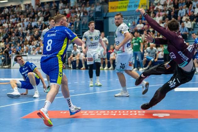 Lukas Blohme, Aussen, (VfL Gummersbach 8), Julian Buchele, Torwart, (Frisch Auf Goeppingen 1), VfL Gummersbach vs. Frisch Auf! Goeppingen, Daikin Handball Bundesliga, Herren , 30. Spieltag, 30.04.2026 Gummersbach NRW Deutschland
