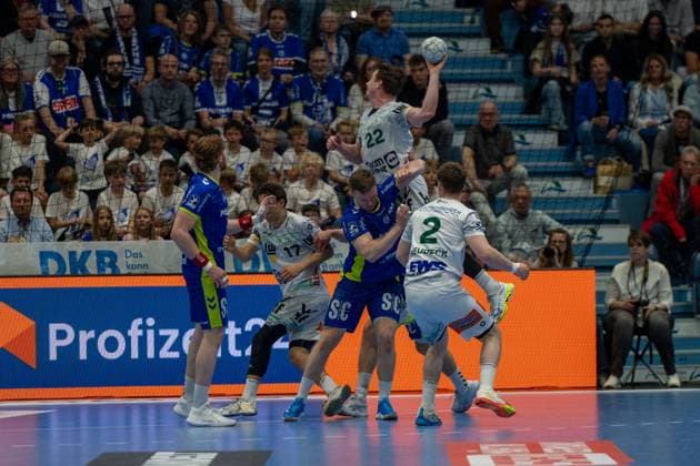 Erik Persson, Rueckraum, (Frisch Auf Goeppingen 22), Oskar Neudeck, Rueckraum, (Frisch Auf Goeppingen 2), VfL Gummersbach vs. Frisch Auf! Goeppingen, Daikin Handball Bundesliga, Herren , 30. Spieltag, 30.04.2026 Gummersbach NRW Deutschland
